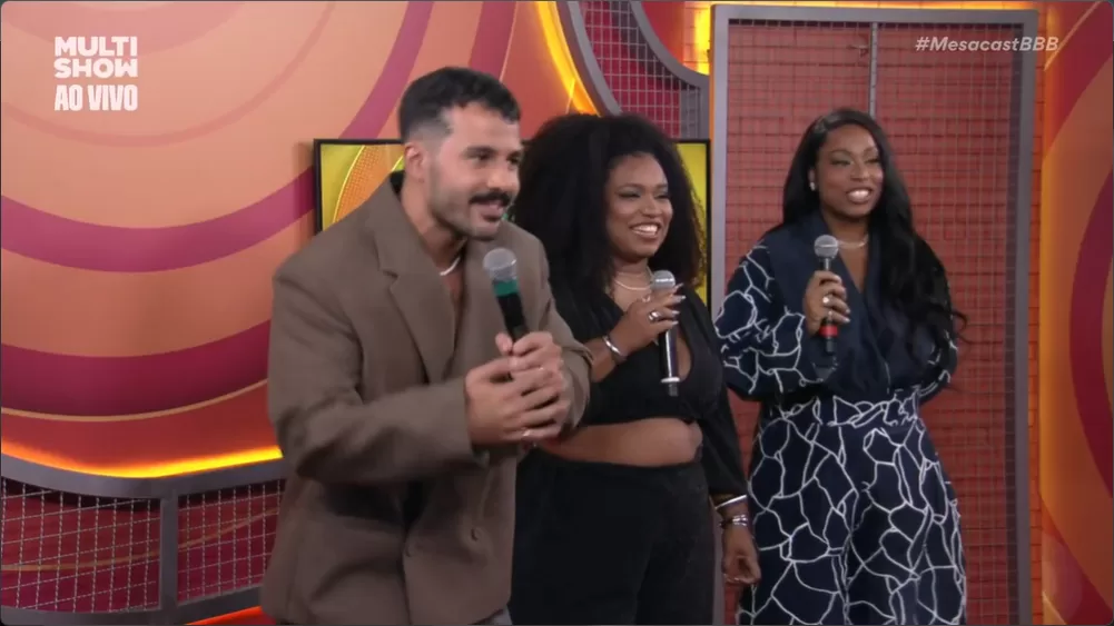 Camilla, ex-BBB 25, diz estar aberta a conversar com Vitória Strada, mas atriz não demonstra interesse