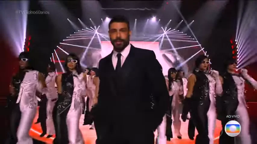Fábio Porchat, Tatá Werneck e Paulo Vieira fazem piada com crise de Cauã Reymond em show dos 60 anos da Globo