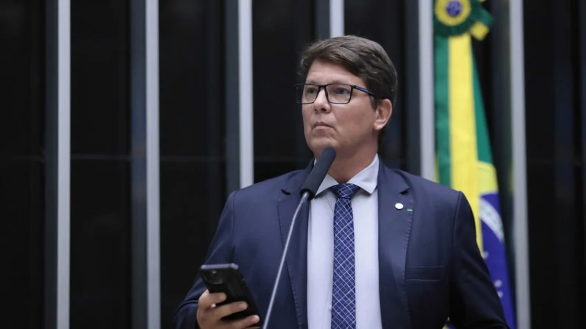 Mário Frias sai em defesa de Cauã Reymond e critica a TV Globo: “Ser homem virou crime”