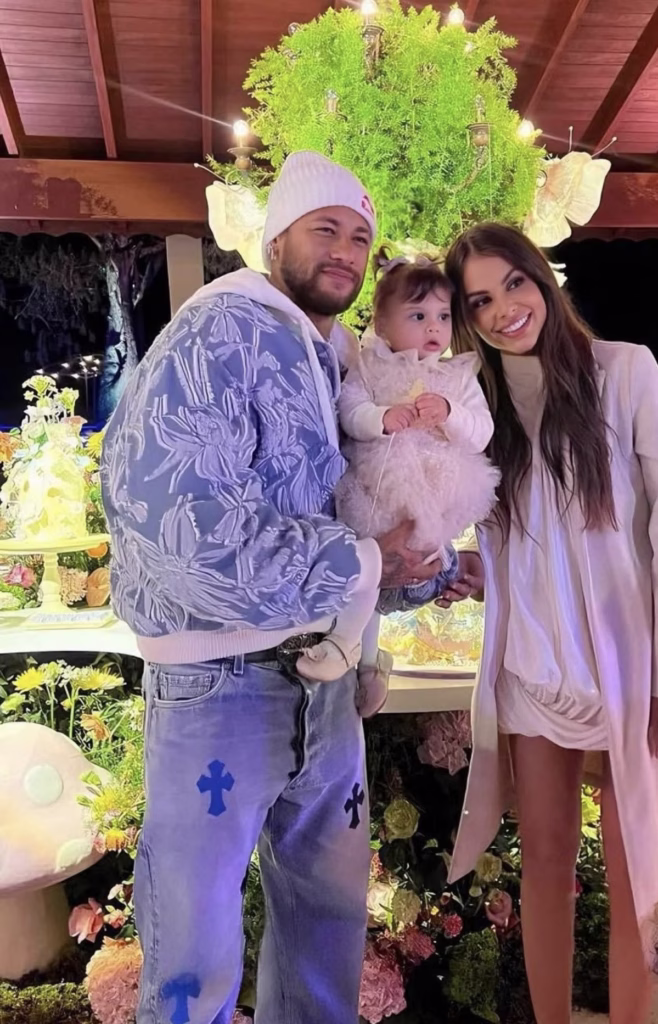PROBLEMAS DE RICO! Viih Tube Contrata 6 Babás e Maíra Cardi Dá Roupa de 3 Mil Para Faxina!