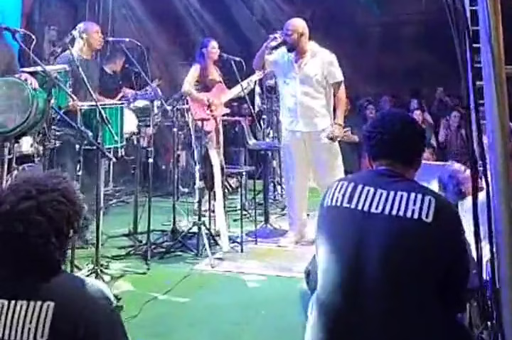 O SHOW DE ARLINDINHO NA LAPA: Pagodeiro canta refrão suspeito após término com Érika Januza!