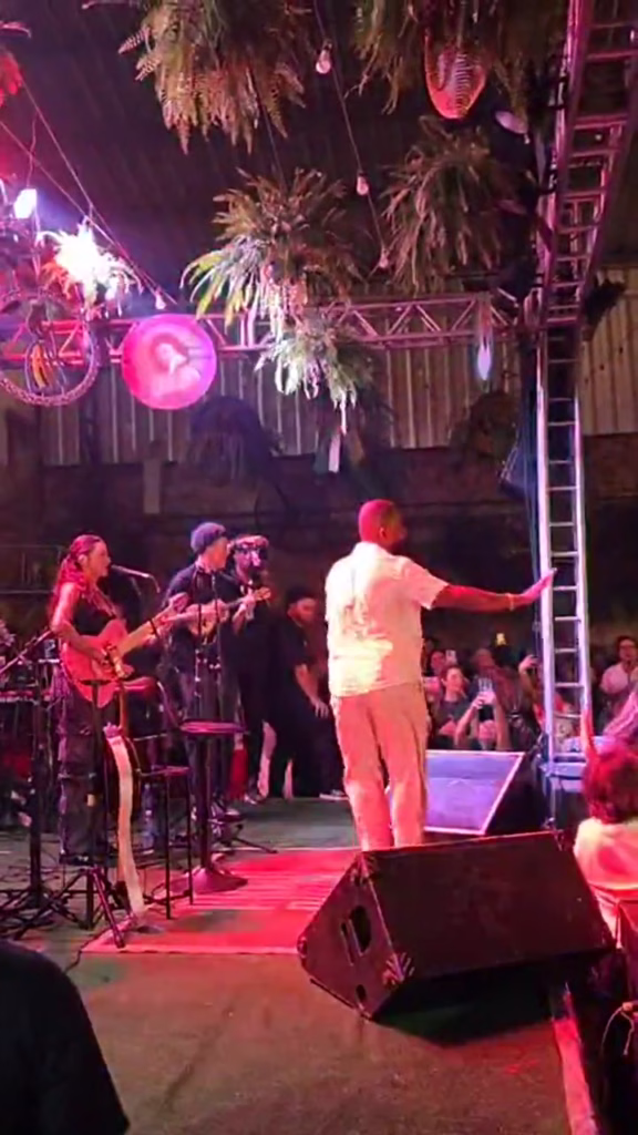 O SHOW DE ARLINDINHO NA LAPA: Pagodeiro canta refrão suspeito após término com Érika Januza!