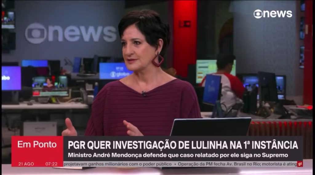 O VEXAME DA GLOBONEWS: Funcionário deixa calça cair e mostra bumbum ao vivo!