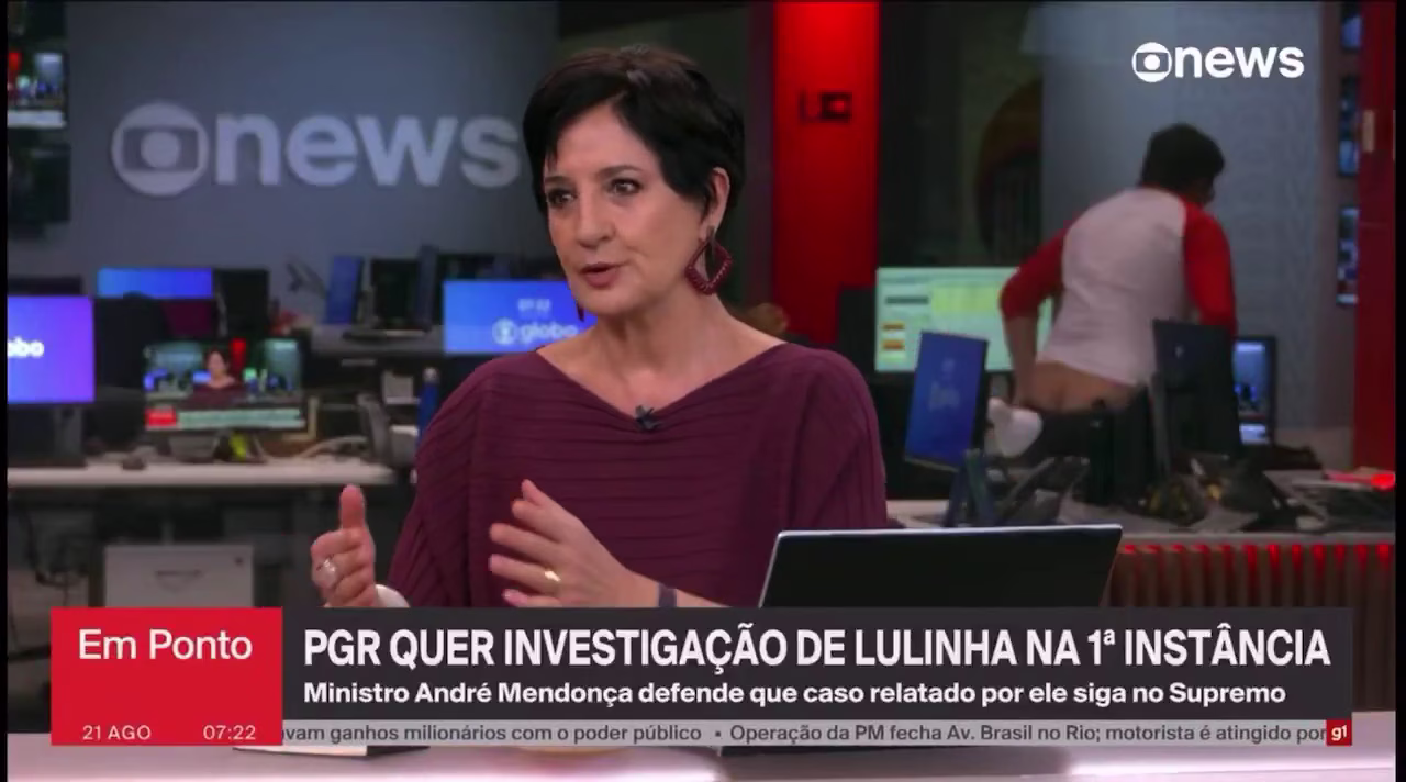 O VEXAME DA GLOBONEWS: Funcionário deixa calça cair e mostra bumbum ao vivo!