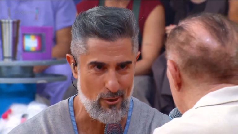 DISCURSO NA GLOBO! Marcos Mion ajoelha no palco, agradece à família Marinho e vira piada