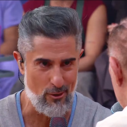 DISCURSO NA GLOBO! Marcos Mion ajoelha no palco, agradece à família Marinho e vira piada