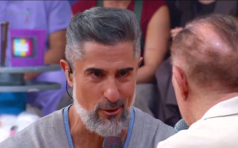 DISCURSO NA GLOBO! Marcos Mion ajoelha no palco, agradece à família Marinho e vira piada