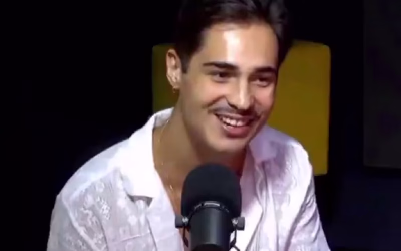 ANITTA ESCONDE ROMANCE: Cantora arma operação de guerra em show com ator da Globo!
