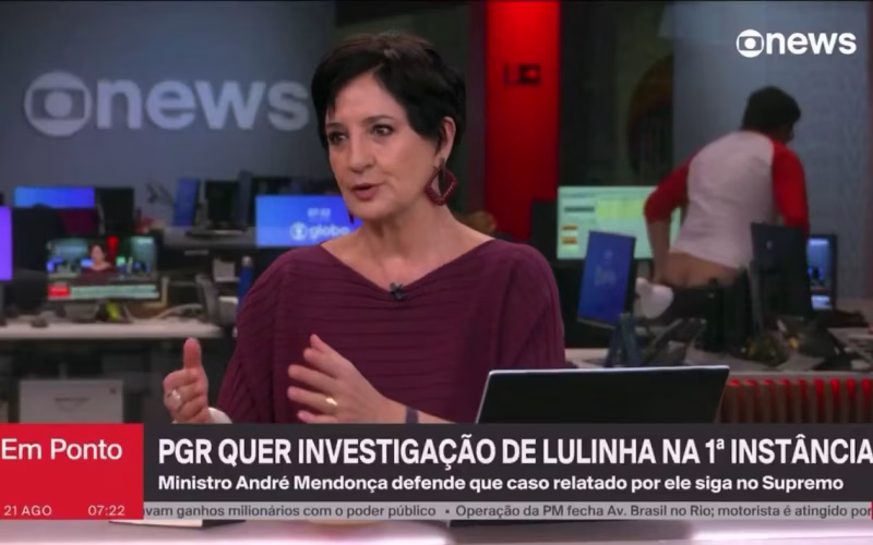 O VEXAME DA GLOBONEWS: Funcionário deixa calça cair e mostra bumbum ao vivo!